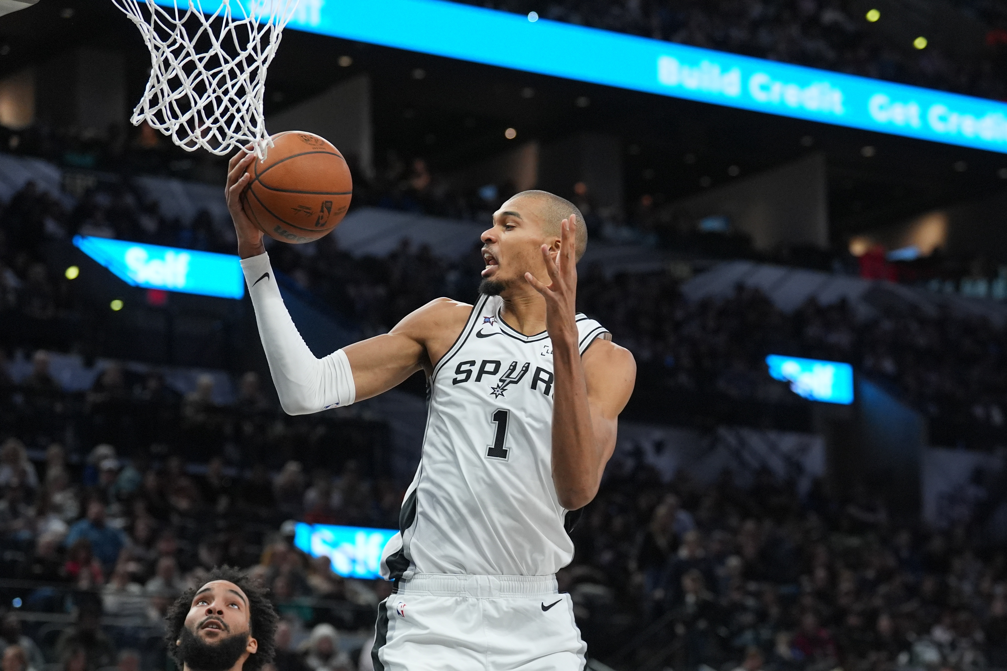 开云体育-统治级表现！文班亚马上半场16分钟9投7中&amp;三分6中5 轰下20分6板